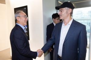 KT, Palantir CEOs Meet in Korea to Expand AI Platform Across Industries