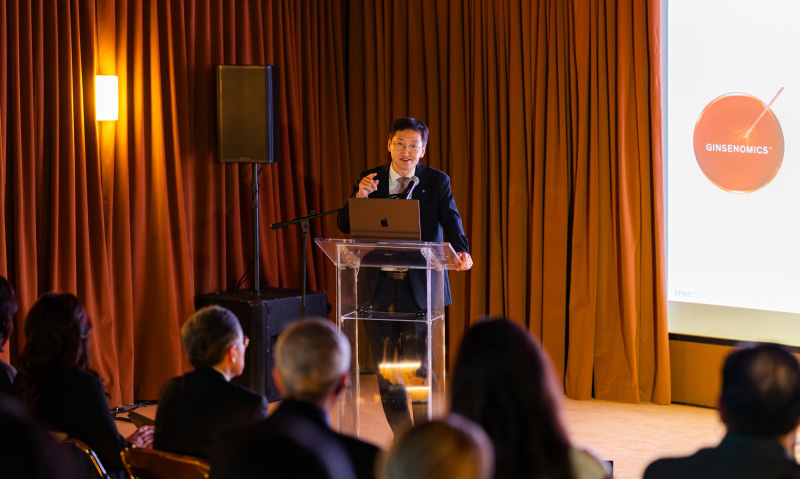 Park Won‑seok, director of Amorepacific’s R&I Center, presenting at the 2nd NBRI Symposium.