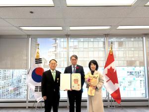 Consulate General in Vancouver Honors Korean Community Leader on World Korean Day