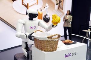 LG Uplus Unveils Ambient AI Vision with ixi-O and Humanoid Robots at MWC26