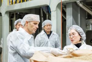 Coupang Interim CEO Visits SMEs to Address Supply Chain and Cost Challenges