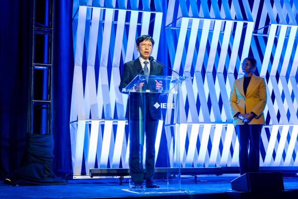 Ahn Hyun, Chief Development Officer (CDO) of SK hynix delivers his acceptance speech after receiving the Corporate Innovation Award at the 2026 IEEE Honors Ceremony in New York/ Courtesy of SK hynix