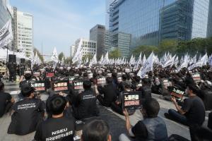 Samsung strike challenges profit-sharing rules as chip supply stability comes into focus