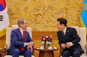 President Lee Jae-myung Calls for Korea-U.S. Currency Swap During Bessent Meeting