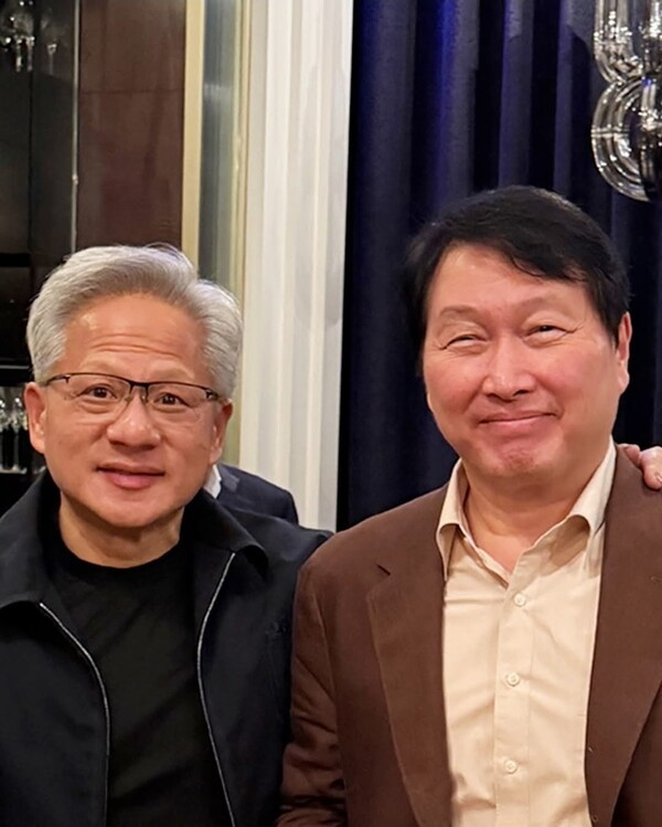 Chey Tae-won, chairman of SK Group, met with Jensen Huang, CEO of NVIDIA, in Taiwan to discuss cooperation strategies in the era of artificial intelligence (AI)/ Courtesy of SK