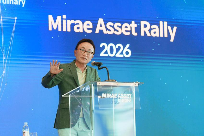Chairman Park Hyun-joo of Mirae Asset Group shares the current status of the global ETF business with Mirae Asset employees at the “Mirae Asset Rally 2026” event/ Courtesy of Mirae Asset