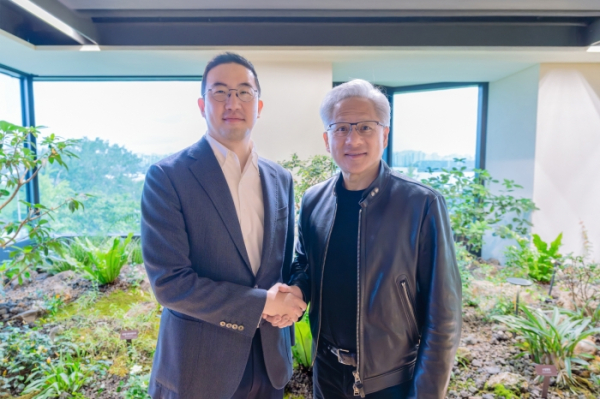 LG Group Chairman Koo Kwang-mo (left) and NVIDIA CEO Jensen Huang pose for a commemorative photo at LG Twin Towers in Yeouido, Seoul, on June 8/ Courtesy of LG