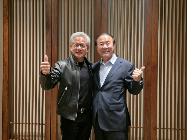 Samsung Electronics Vice Chairman Jun Young-hyun (right) met with Nvidia CEO Jensen Huang at The Shilla Seoul in Jung-gu, Seoul, on June 8 to discuss memory supply issues and other business matters/ Courtesy of Samsung Electronics