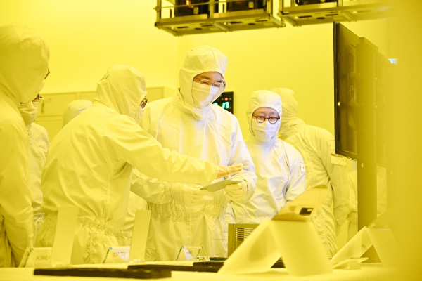Photo: Samsung Electronics Chairman Lee Jae-yong inspects the cleanroom facility at NRD-K, an advanced semiconductor research and development (R&D) center located within Samsung Electronics’ Giheung Campus, on December 22 last year/ Courtesy of Samsung Electronics