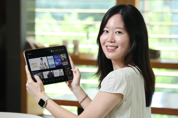 An LG Uplus employee is watching VOD content on the “U+tv Free 5 for iPad” device/ Courtesy of LG Uplus