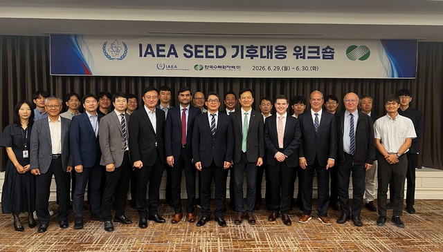 At the IAEA SEED workshop held from June 26 to 30, (from the fifth person in the front row) Song Chang-guk, Head of Civil Engineering Technology at KHNP; Mohamed Mazha, Deputy Team Leader at the IAEA; Lee Hyun-woo, IAEA Team Leader; and Lee Yong-hee, Head of Nuclear Power Plant Construction Technology at KHNP, pose for a commemorative photo/ Courtesy of KHNP