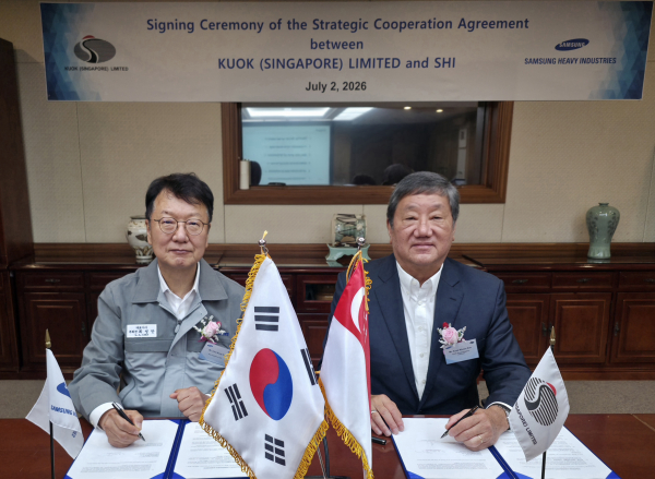Samsung Heavy Industries Vice Chairman and CEO Choi Sung-an (left) poses for a commemorative photo with Ean Kuok, Chairman of Singapore's Kuok Group, after signing a Strategic Collaboration Agreement (SCA) at Samsung Heavy Industries' Geoje Shipyard on July 2/ Courtesy of Samsung Heavy Industries
