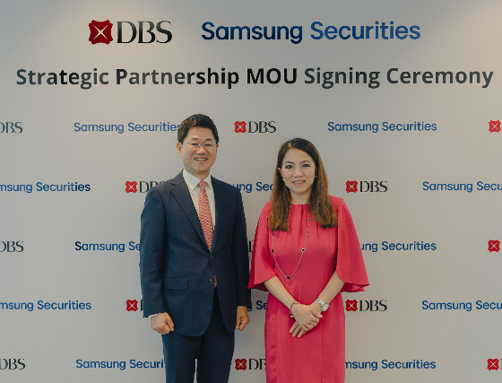 Samsung Securities President Park Jong-moon and DBS Group CEO Tan Su Shan pose for a commemorative photo at DBS headquarters in Singapore/ Courtesy of Samsung Securities