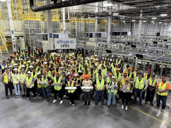 ​Employees at the Ultium Cells Tennessee plant, a battery joint venture between LG Energy Solution and General Motors (GM), pose for a commemorative photo while holding lithium iron phosphate (LFP) battery cells for energy storage systems (ESS)/ Courtesy of Ultium Cells.​