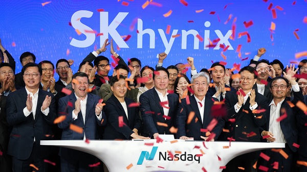 SK Group Chairman Chey Tae-won (center) and Kwak Noh-jung, CEO of SK hynix, participate in the Nasdaq Opening Bell ceremony at the Nasdaq MarketSite in New York on July 10 (local time), marking the commencement of trading for SK hynix's American Depositary Receipts (ADRs)/ Courtesy of SK hynix