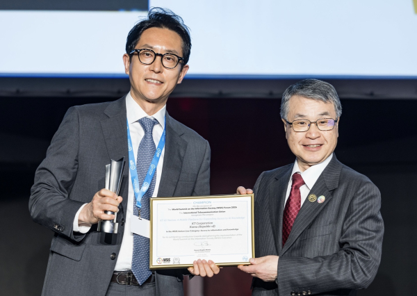 KT ESG Planning Team Head Moon Sang-ik (left) poses for a commemorative photo with Seizo Onoe, Director of the Telecommunication Standardization Bureau at the International Telecommunication Union (ITU), following the WSIS Prizes 2026 award ceremony in Geneva, Switzerland/ Courtesy of ITU