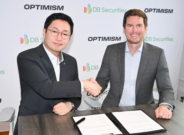 Lee Joo-sik (left), Head of the Digital Asset Business Team at DB Financial Investment, and Kyle Jenke, Chief Business Officer (CBO) of the Optimism Foundation, pose for a commemorative photo after signing an MOU to promote Jeju-focused STO and RWA businesses and explore global collaboration models/ Courtesy of DB Financial Investment