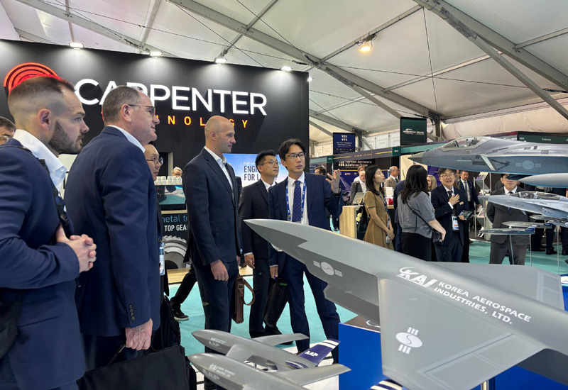 A KAI representative introduces the company's next-generation Manned-Unmanned Teaming (MUM-T) combat system and advanced aerospace solutions centered on the KF-21 fighter to international defense officials and industry representatives at the Farnborough International Airshow 2026 in the United Kingdom. / Courtesy of KAI