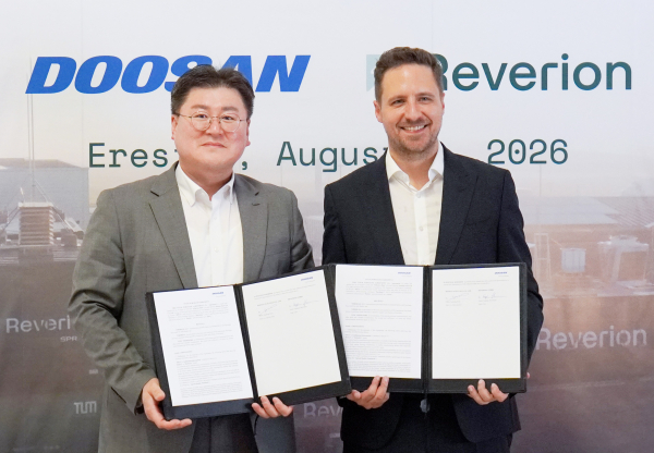Doosan Fuel Cell Executive Vice President Yoon Jae-dong (left) poses for a commemorative photo with Reverion CEO Stephan Herrmann/ Photo courtesy of Doosan Fuel Cell