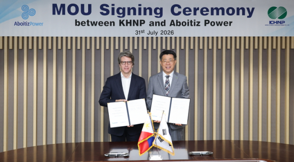 Choi Il-kyung (right), Executive Vice President and Chief Business Officer of Korea Hydro & Nuclear Power (KHNP), and Carlos Ramon Aboitiz, Chief Corporate Affairs Officer of AboitizPower, pose after signing a memorandum of understanding (MOU) on July 31 to cooperate on nuclear power projects in the Philippines/ Photo courtesy of KHNP