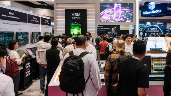 Visitors exploring the SK hynix exhibition booth/ Courtesy of SK hynix