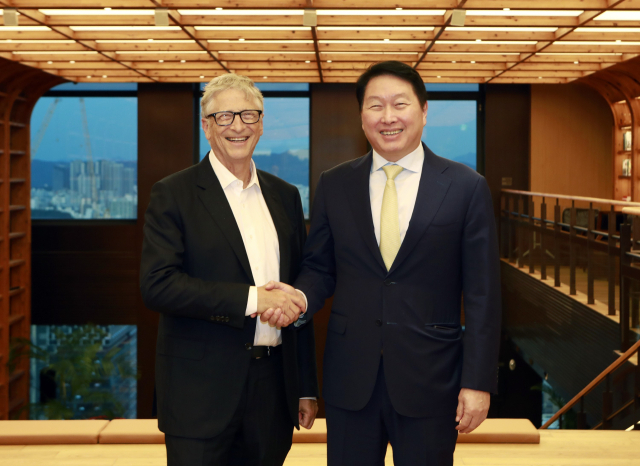 SK Group Chairman Chey Tae-won (right) shakes hands with TerraPower founder Bill Gates during their meeting at SK Seorin Building in August last year. / Courtesy of SK