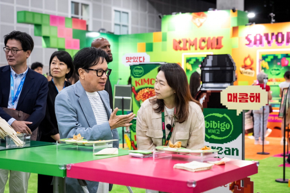 이재현 CJ그룹 회장이 지난 15일 미국 LA에서 열린 'KCON LA 2026'을 찾아 비비고 부스에서 미니완탕 등을 살펴보며 이야기하고 있다/ CJ 제공