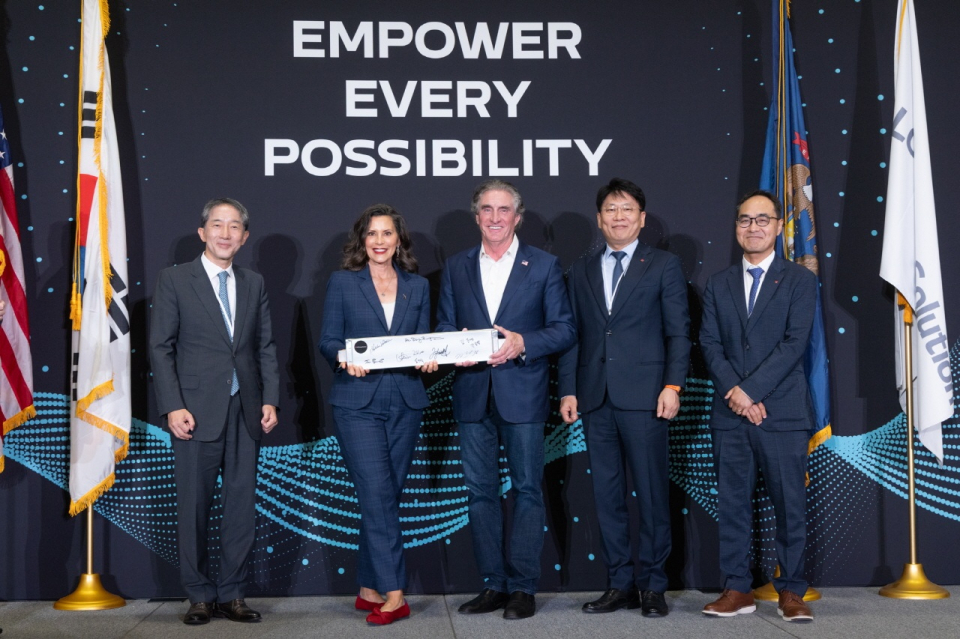From left, Consul General Hong Sang-woo of Chicago, Michigan Governor Gretchen Whitmer, U.S. Interior Secretary Doug Burgum, LG Energy Solution CEO Kim Dong-myung, and Choi Dae-sik, head of LG Energy Solution’s Michigan operations, pose for a commemorative photo at the opening ceremony of LG Energy Solution’s Michigan Lansing plant on Aug. 18 (local time). / Courtesy of LG Energy Solution