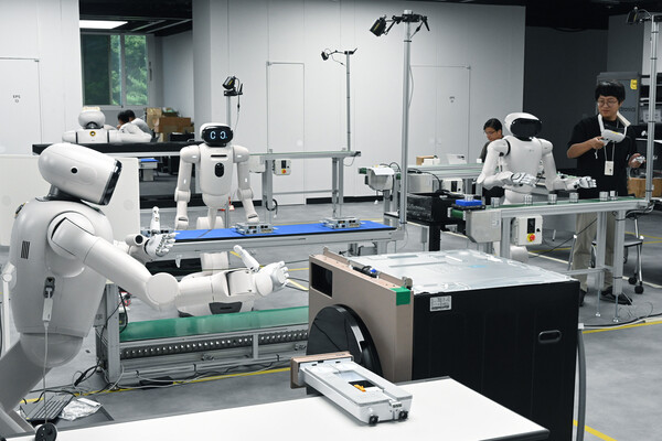 LG Electronics’ CLOiD robot collects and learns data during a washing machine manufacturing process. / Courtesy of LG Electronics