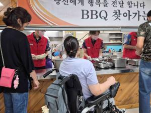 BBQ, 폭염 속 장애인 복지시설 찾아 삼계탕 나눔…임직원 배식 봉사