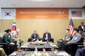 U.S. Army Acquisition Chief Reviews Hanwha Aerospace’s K9 and Missile Production Capabilities
