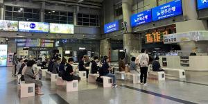 코레일, 폐플라스틱을 여행객 쉼터로…용산역에 업사이클링 벤치 설치