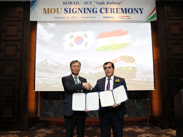 KORAIL President Kim Tae-seung (left) and Komil Mirzoali, president of Tajik Railway (right), sign an MOU on mutual cooperation in the railway sector at the 2026 Global Infrastructure Cooperation Conference (GICC) on Sept. 15. / Courtesy of KORAIL