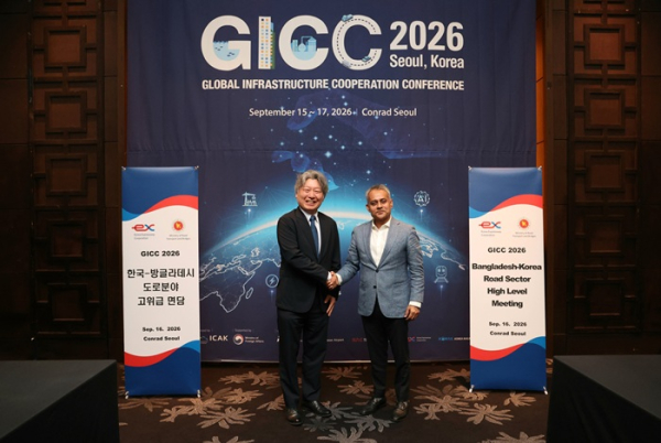 Yoo Jeong-hun, president of Korea Expressway Corp. (left), poses for a commemorative photo with Sheikh Rabiul Alam, Bangladesh’s minister of road transport and bridges, after their meeting at Conrad Seoul in Yeouido, Seoul, on Sept. 16. / Courtesy of Korea Expressway Corp.