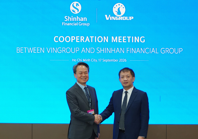 Shinhan Financial Group Chairman Jin Ok-dong, left, and Vingroup Vice Chairman Nguyen Quoc Tuan pose for a photo following their cooperation meeting in Ho Chi Minh City, Vietnam, on Sept. 17. /Courtesy of Shinhan Financial Group