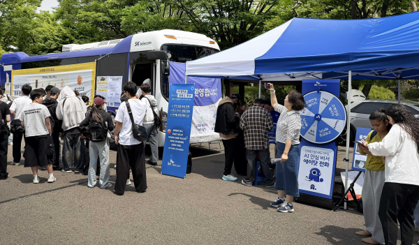 SK텔레콤은 오는 9월 30일부터 11월 4일까지 전국 대학교를 직접 찾아가 대학생의 진로 상담부터 휴대폰 케어 서비스까지 제공하는 ‘찾아가는 캠퍼스’를 운영한다/ SKT 제공