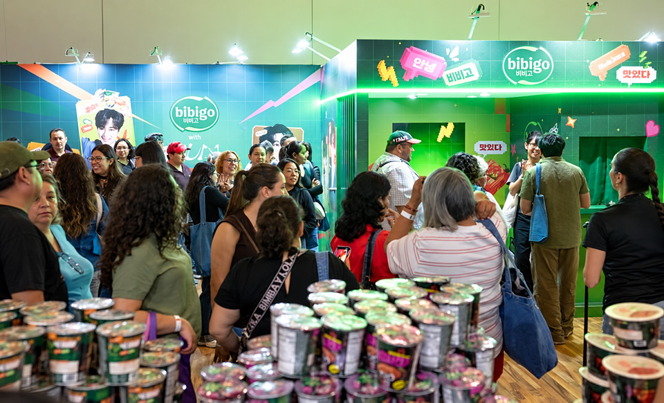 Visitors gather at CJ CheilJedang’s Bibigo booth during the 2026 Mexico K-Expo in Mexico City. The company showcased K-food through product tastings and interactive programs combining Bibigo with K-pop content as part of its efforts to expand consumer engagement in Latin America. (Photo courtesy of CJ CheilJedang)