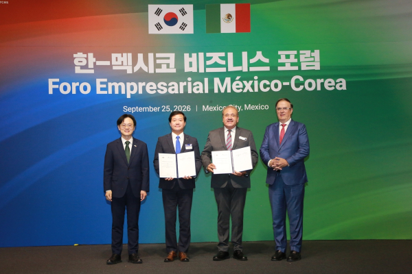 HS Hyosung officials pose for a commemorative photo after signing an MOU with the state of San Luis Potosi on investment in a local production base at the Korea-Mexico Business Forum MOU Signing Ceremony held in Mexico City, Mexico, on Sept. 25 local time / Courtesy of HS Hyosung