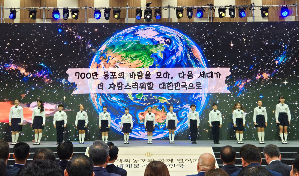 지난 28일 인천 송도컨벤시아에서 열린 ‘제20회 세계 한인의 날 기념식’ 에서 우리금융다문화합창단이 ‘아름다운 나라’를 합창하고 있다/ 우리은행 제공