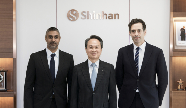 From left, Bib Dhivakar, President of the Canton Foundation; Jin Ok-dong, Chairman and CEO of Shinhan Financial Group; and Yuval Rooz, Co-Founder and CEO of U.S.-based Digital Asset, pose for a commemorative photo. / Shinhan Financial Group provided