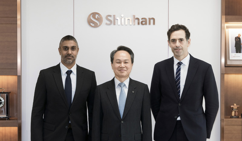 Shinhan Financial Group Chairman Jin Ok-dong meets with senior executives from Digital Asset and the Canton Foundation at the group’s headquarters in Seoul on Sept. 29 to discuss cooperation in tokenized finance and digital asset infrastructure. From left are Veep Divakar, head of the Canton Foundation; Jin Ok-dong, chairman of Shinhan Financial Group; and Yuval Rooz, co-founder and CEO of Digital Asset. (Photo courtesy of Shinhan Financial Group)