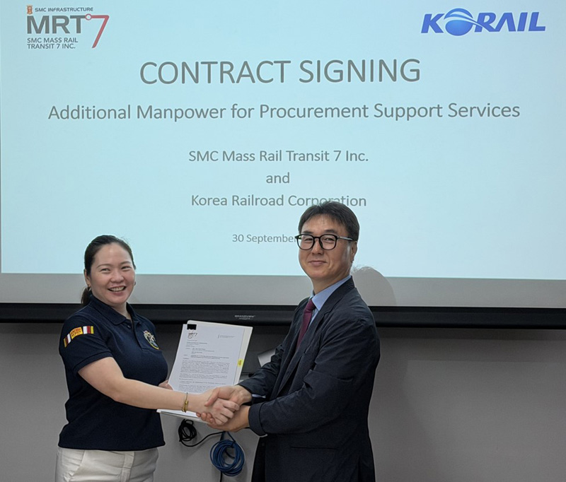 Cho Jin-hwan (right), head of KORAIL’s Overseas Business Division, poses for a photo with Susan Y. Yu, senior vice president of San Miguel Group, after signing the MRT-7 maintenance parts procurement consulting contract at San Miguel Group’s headquarters in the Philippines on Sept. 30. (Photo courtesy of KORAIL)