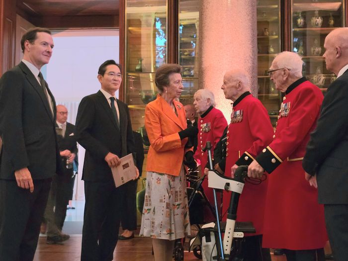 Samsung Electronics Executive Chairman Lee Jae-yong speaks with Korean War veterans attending the KH Collection touring exhibition gala dinner, alongside Princess Anne and George Osborne, Chair of the British Museum Board of Trustees. / Samsung provided
