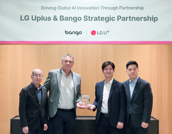 지난 2일 열린 업무협약식에서 장준영 LG유플러스 마케팅그룹장과 폴 라비(Paul Larbey) 뱅고 CEO 등 양사 관계자들이 기념 촬영을 하고 있다/ LG유플러스 제공