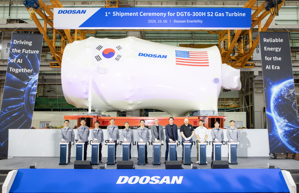 6일 두산에너빌리티 창원 본사에서 개최된 380MW 가스터빈 출하식에서 스페이스XAI 주요 관계자들과 손승우 파워서비스BG장(사진 가운데)을 비롯한 두산에너빌리티 임직원이 기념 촬영하고 있다/ 두산에너빌리티 제공