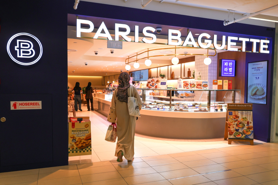 The exterior of Paris Baguette’s Paragon store in Singapore, featuring signage for its healthy bakery brand “PARAN LABEL” prominently displayed on the storefront / Courtesy of Paris Baguette