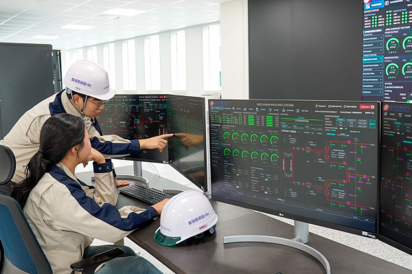 효성중공업 직원들이 HVDC 제어기 성능 검증 시험을 수행하고 있다/ 효성중공업 제공
