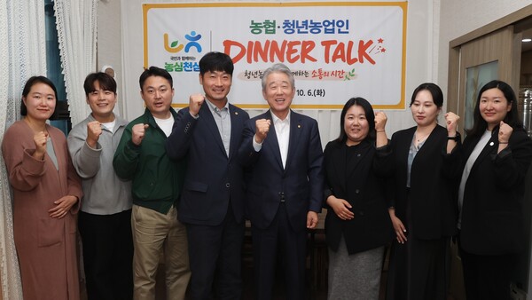 강호동 농협중앙회장(사진 오른쪽서 네 번째)과 참석자들이 기념 촬영을 하고 있다/ 농협중앙회 제공