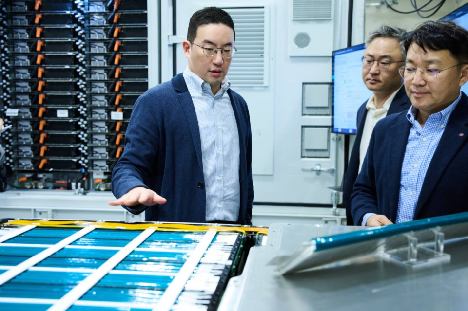 ​Koo Kwang-mo, CEO of LG Corp., examines pouch-type battery cells used in energy storage system (ESS) battery packs at Vertech, LG Energy Solution’s North American subsidiary specializing in ESS system integration. Courtesy of LG.​