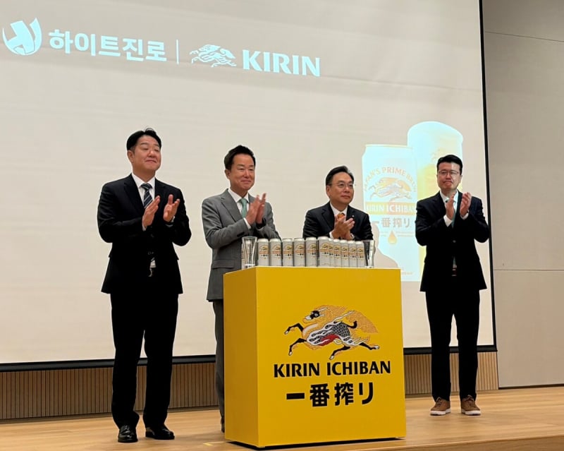 하이트진로가 20년 넘게 국내에 유통해 온 일본 맥주 '기린 이치방 시보리'를 직접 생산한다. 사진 왼쪽부터 하이트진로 김동우 전주공장장, 장인섭 대표이사, 전장우 연구소장, 권광조 프리미엄권역장이 기념사진을 찍고 있다/ 하이트진로 제공